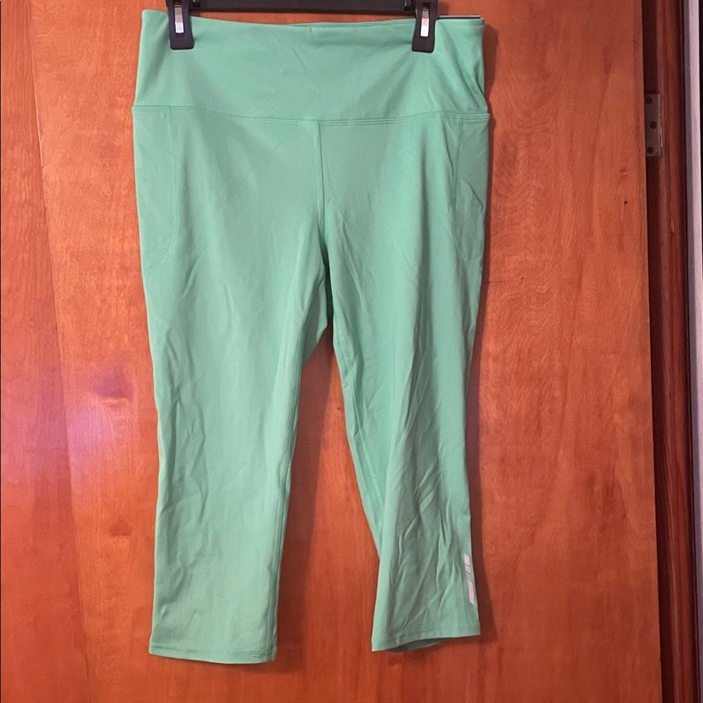DSG Performance High-Rise Capri in Kelly green